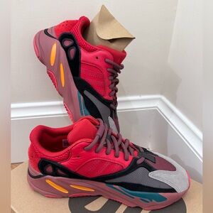 Yeezy 700 Hi Res Red EUC size 7 with box